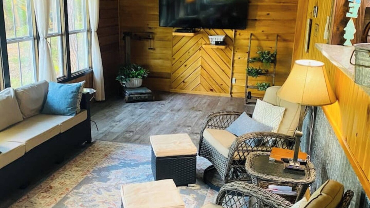 Florien Cabin | Rustic Cozy cabin with water and dock access