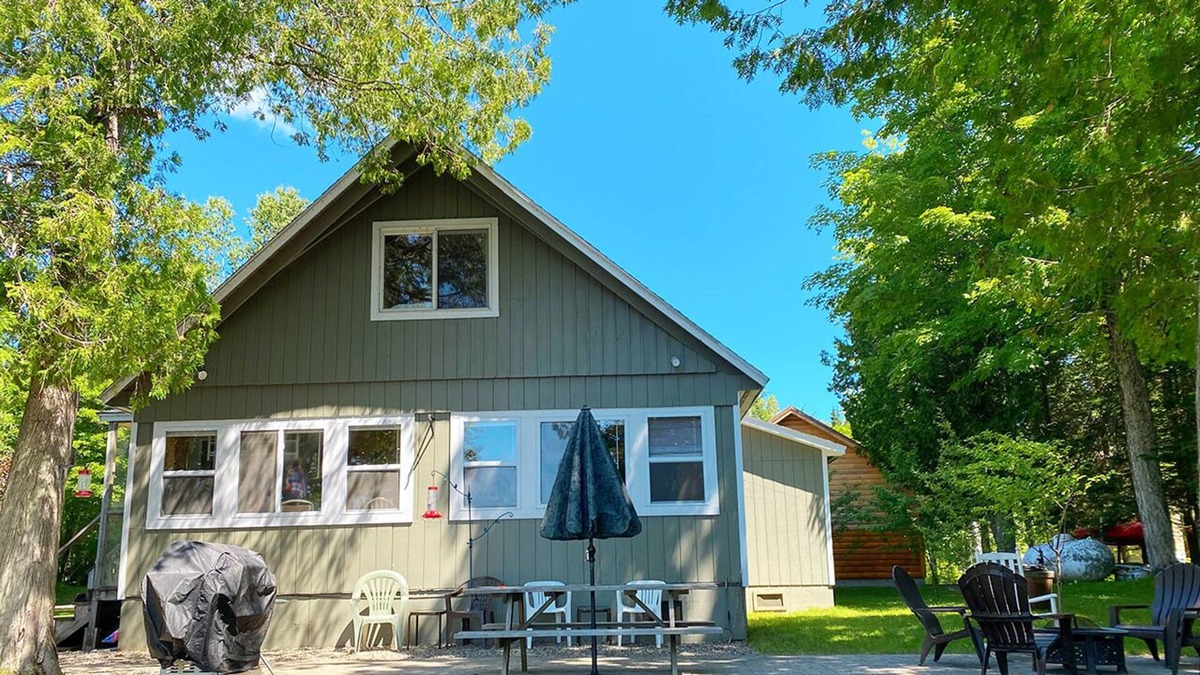 Oquossoc House | 🐾Rustic dog friendly home on the North Shore of Rangeley Lake.