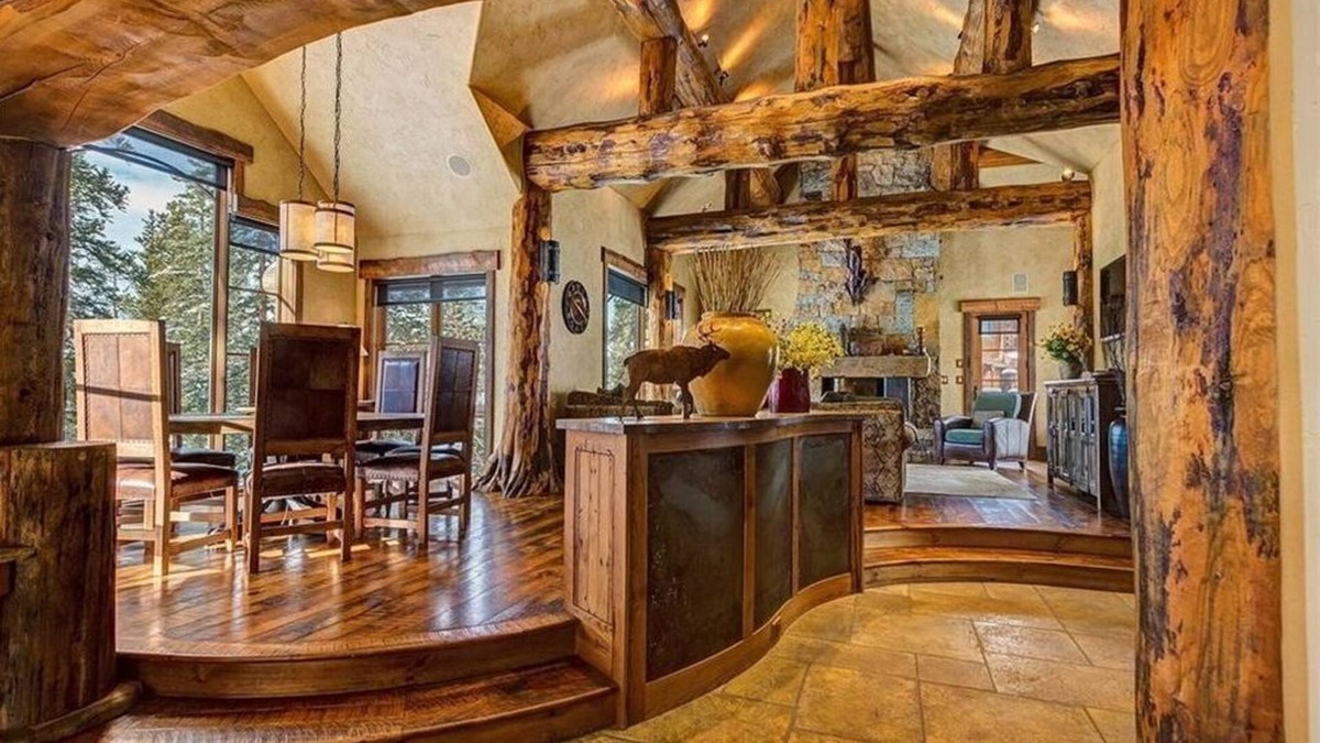 Baldy Mountain House | Rustic-elegance wrapped in custom mountain luxury, steps from Baldy Hiking Trail and shuttle stop
