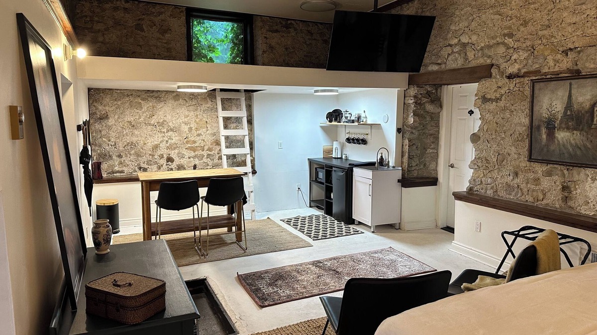 Elora Apartment | Rustic Escape - Private Suite in Downtown Elora