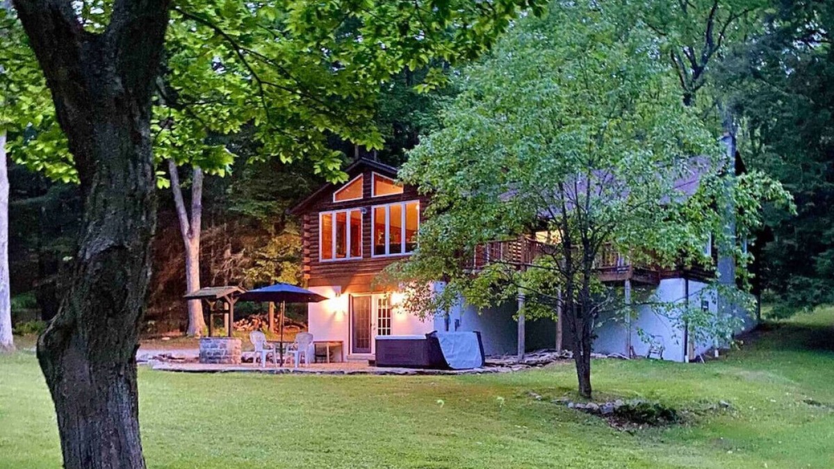 Farmington Cabin | Rustic Fall Cabin w/Hot Tub & Pool Table – Lazy Bear Lodge