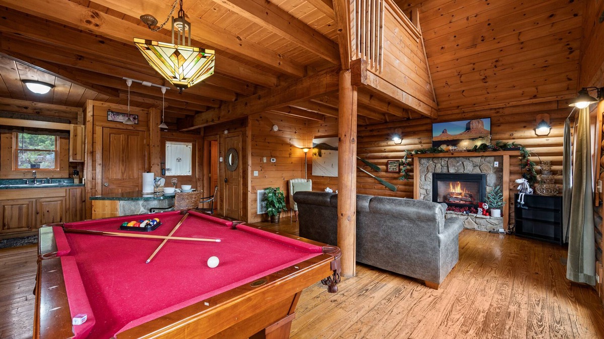 Sevierville House | Rustic getaway in the mountains with brand new hot tub, close to parkway!