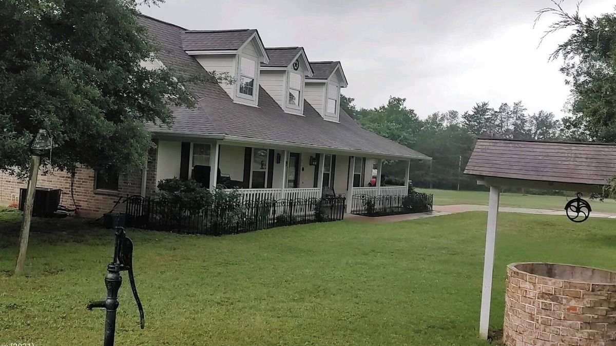 Bryan House | Rustic getaway on 3 acres - Only minutes from TEXS A&M University.