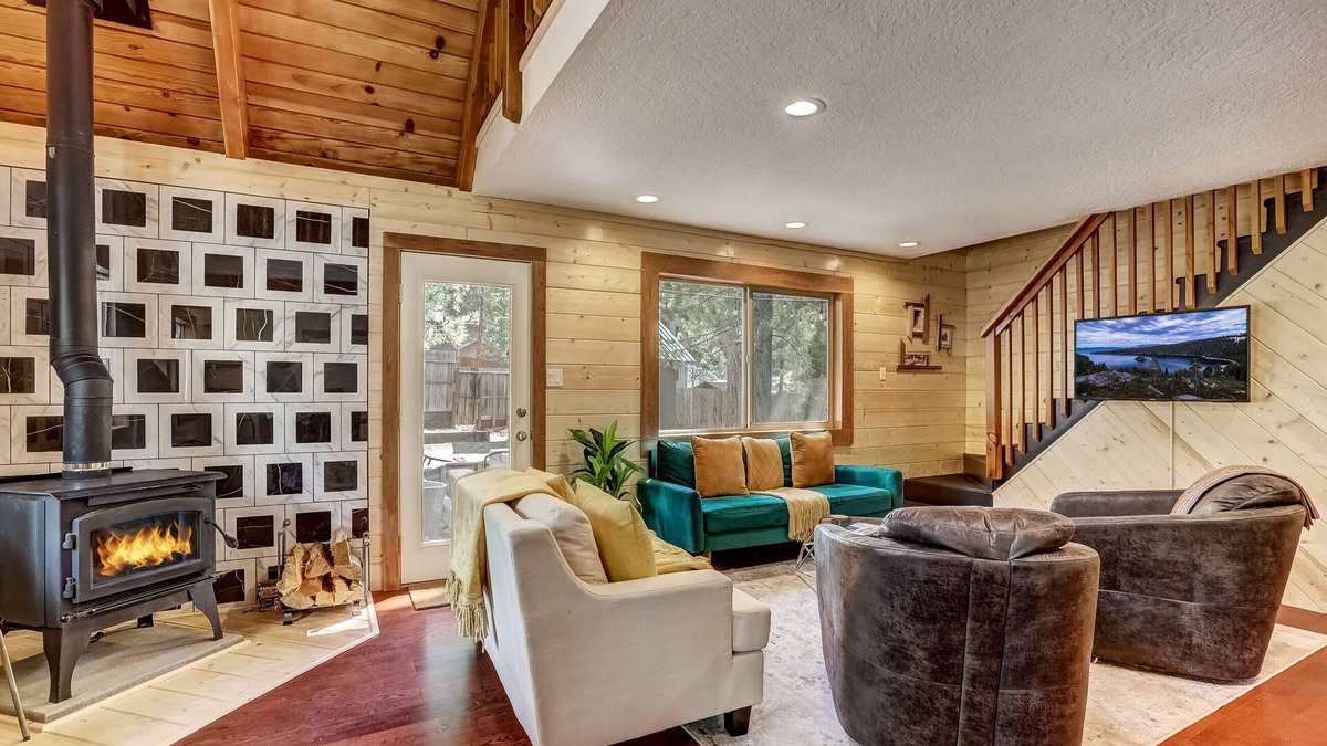 Christmas Valley House | Rustic Haven - Hot tub & Pet friendly