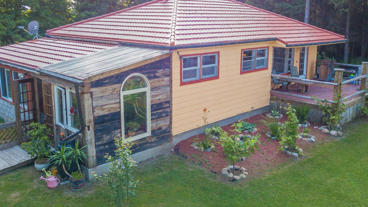 Oro Station Cottage | Rustic Hobby Farm Retreat