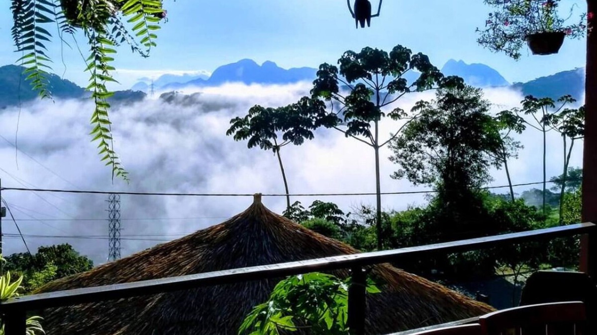 Teresopolis House | Rustic house with paradisiacal view to the Woman of Stone.