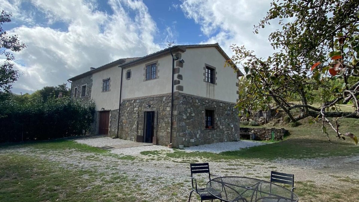 Arcidosso House | Rustic immersed in a centuries-old chestnut grove