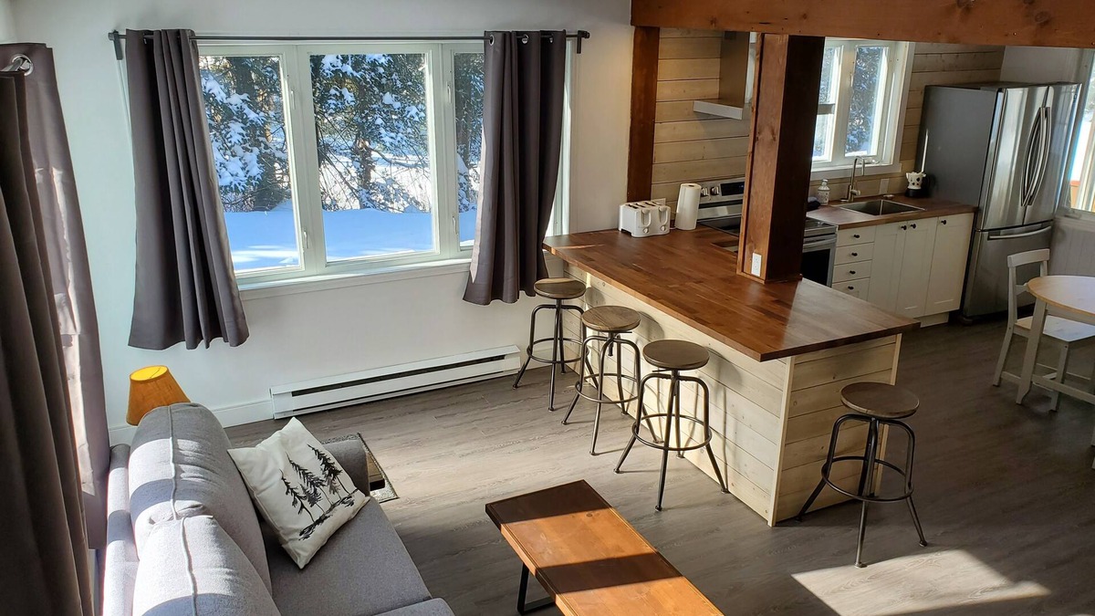St-Adolphe-d'Howard Ski Chalet | Rustic lakeside cottage with spa