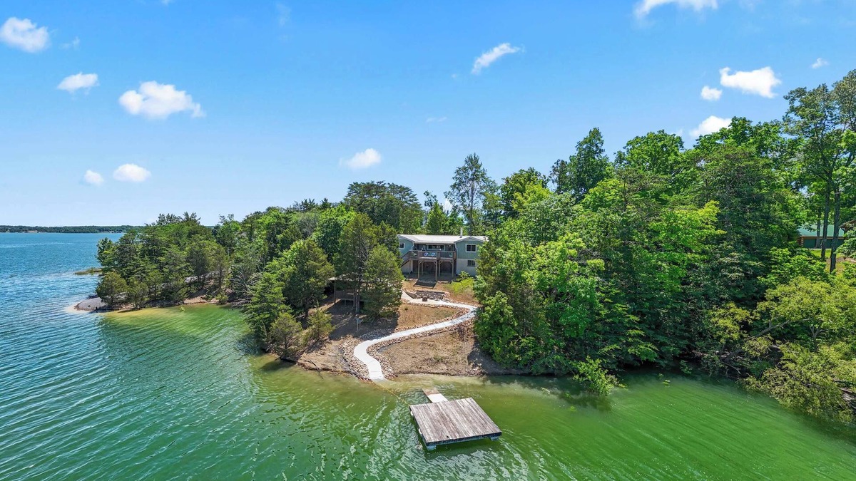 Sevierville Cabin | Rustic Lakefront Home w/Beach!