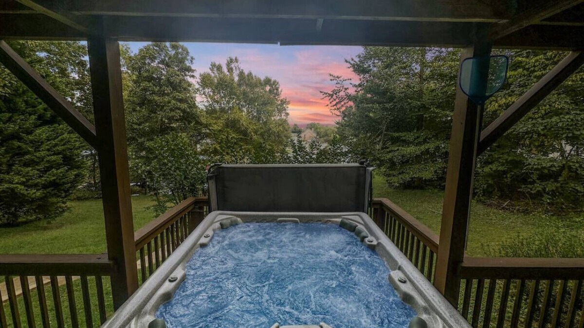 Hickory Cottage | Rustic Lakefront Retreat w/Hot Tub & Pet Friendly