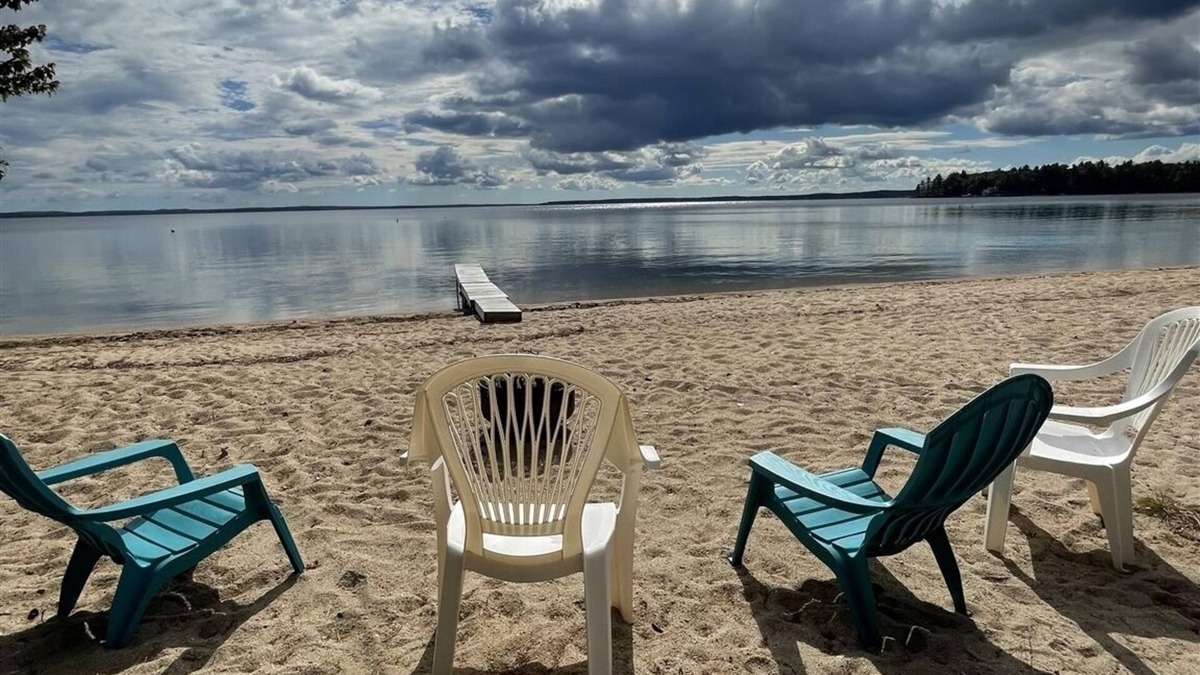 North Sebago Cottage | RUSTIC LAKESIDE COTTAGE. LARGE SANDY BEACH