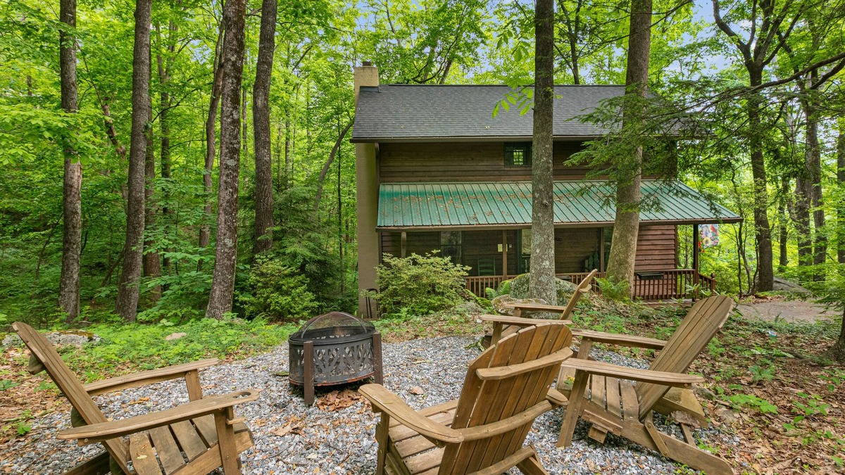 Lake Lure House | Rustic log cabin in Rumbling Bald with firepit, deck, & pool access