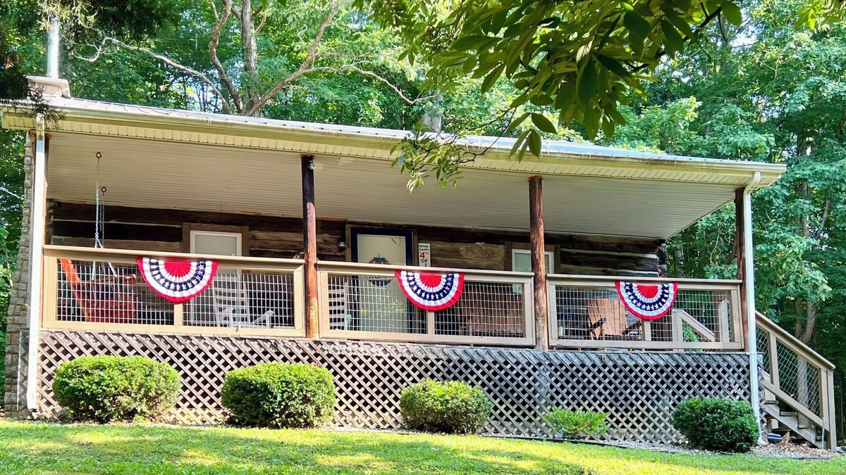 Nancy Cabin | Rustic Log Cabin near Wolf Creek Marina at Lake Cumberland! Perfect Getaway!