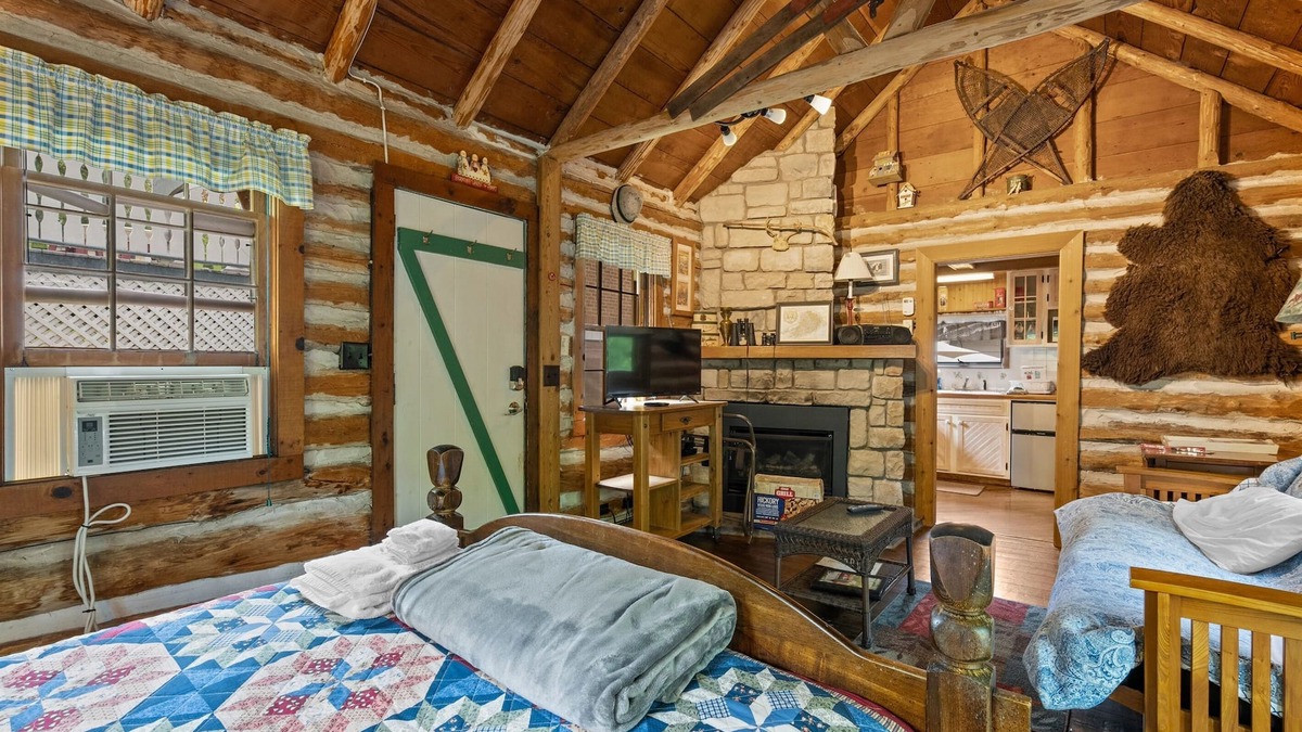 Ephraim Cabin | Rustic Log Cabin! Romantic, Cozy, Quiet!