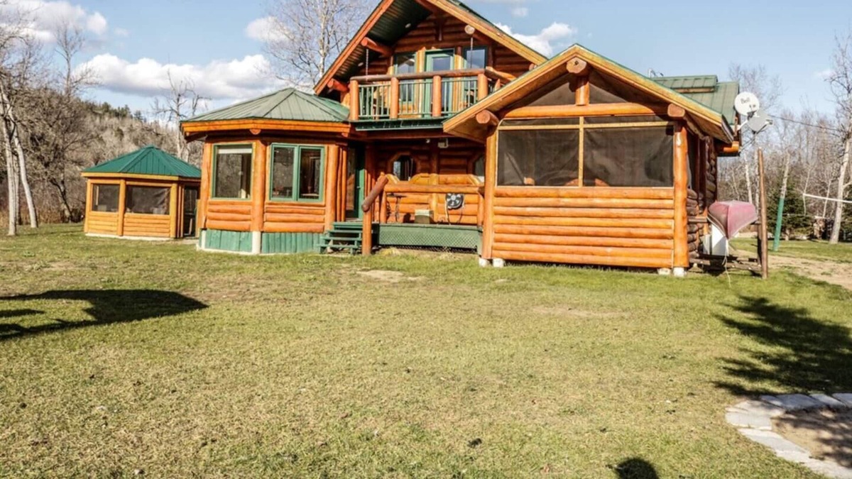 Mauricie Cabin | Rustic log cabin. *Waterfront with Spa*