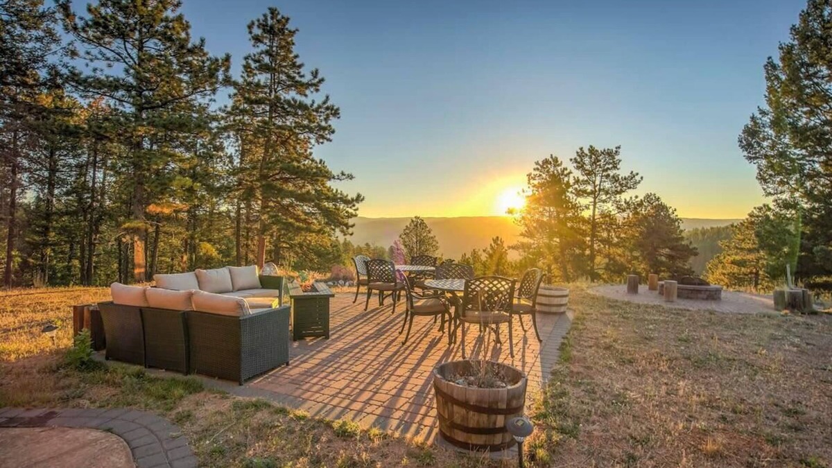Woodland Park Ski Chalet | Rustic Lux! Private Cabin, Hot Tub, Game Room A+