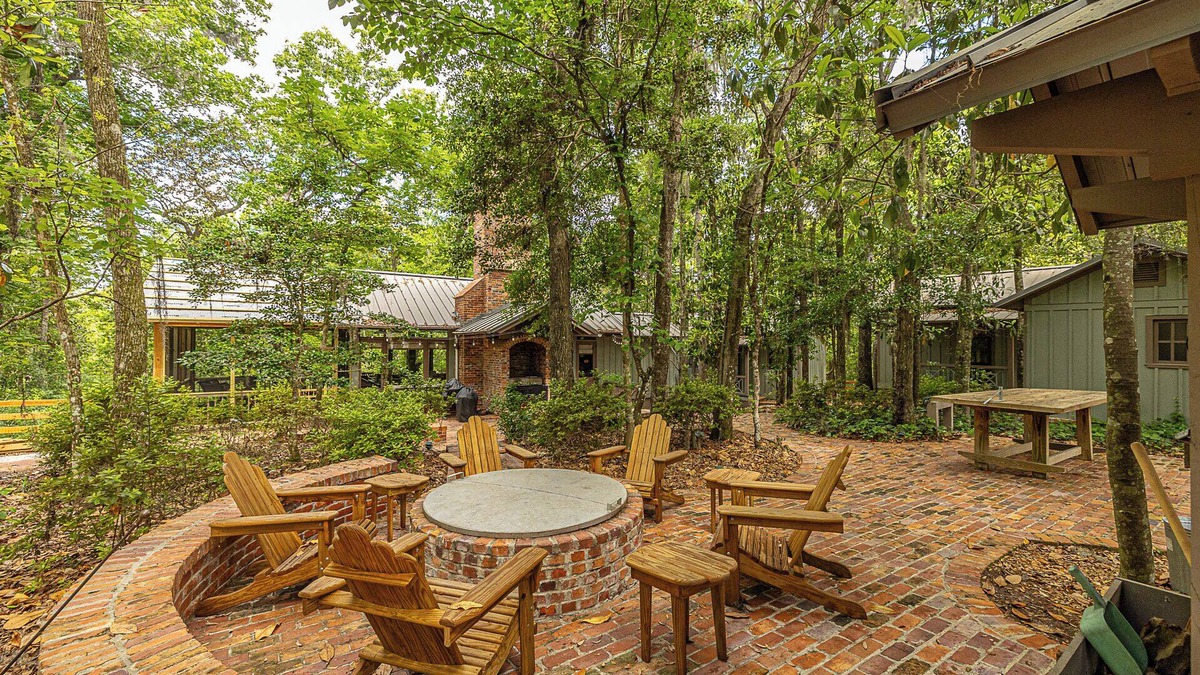 White Oak Cabin | Rustic-Luxe Wilderness Retreat. Sleeps 12. Firepit. Gourmet Kitchen. WIFI.