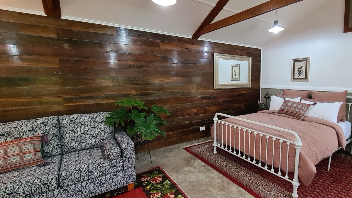Rainbow Flat Cabin | Rustic & Luxurious Farm Stay just a short drive to beautiful beaches!