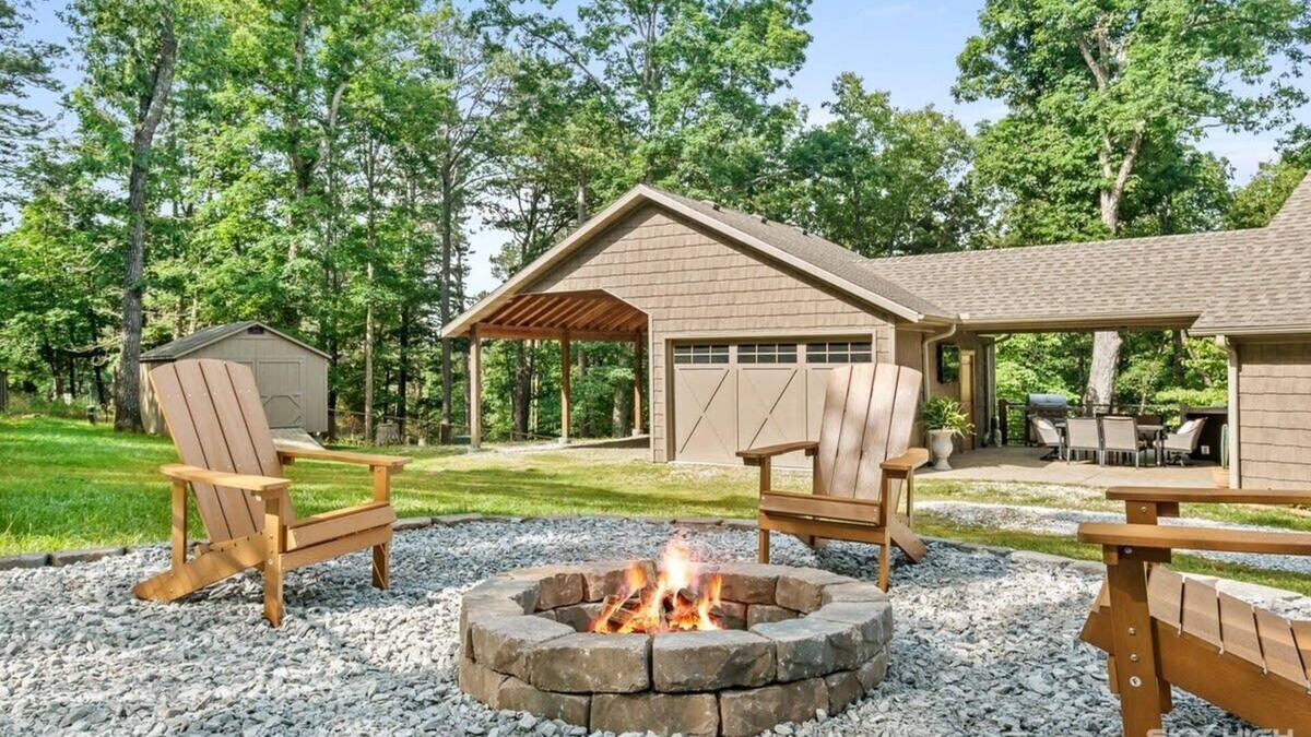 Rogers Cabin | Rustic Luxury | Hot Tub | Beaver Lake