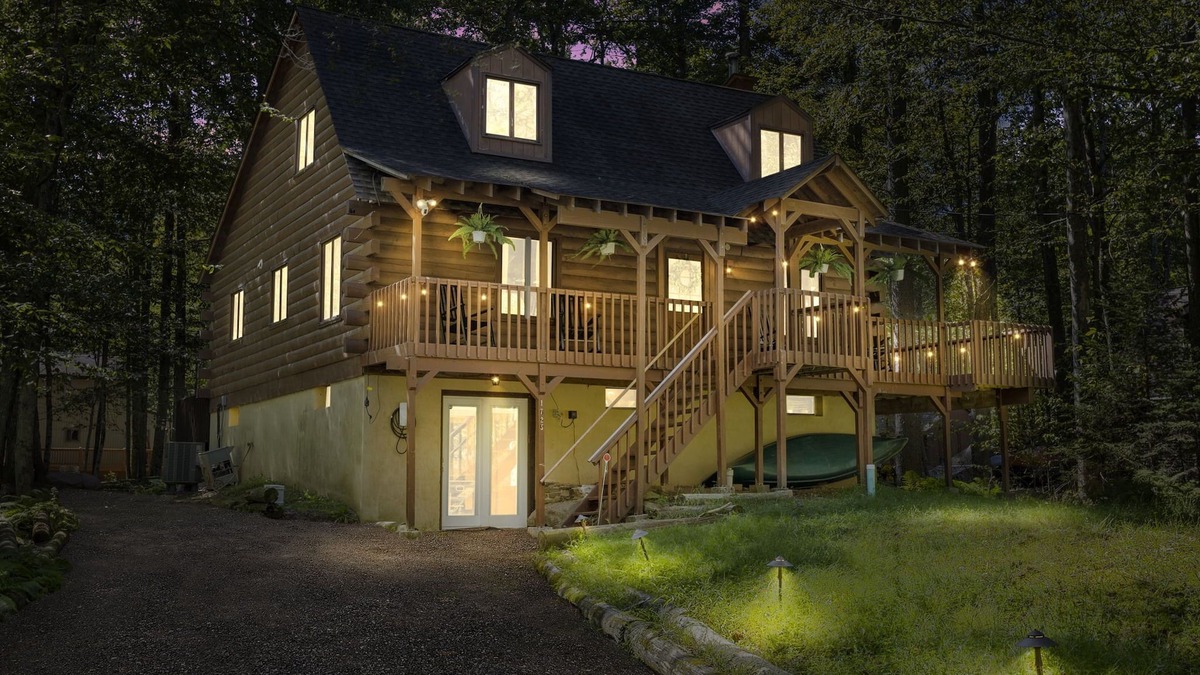 Locust Lake Village Cabin | Rustic Luxury - Log Cabin in the Pocono Mountains - Indoor Sauna- Close to Ski