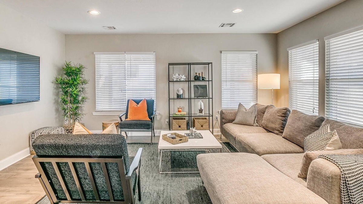 Central Oklahoma City House | *Rustic Modern 4 Bed/3 Full Bath/2 Living Rms w Wifi & 5 Smart TVs*
