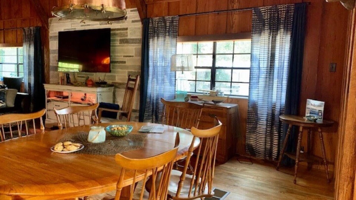 Inglis House | Rustic newly remodeled River House on working fish house property . Gulf access