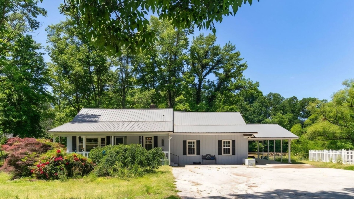 Archdale House | Rustic Pond Retreat w/Hot Tub & Fishing Gear