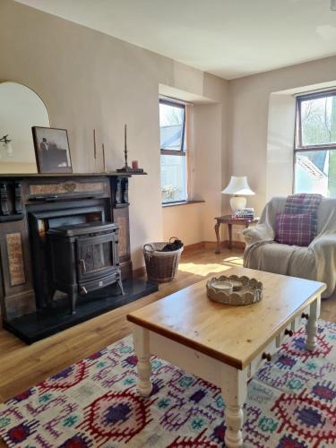 Killarney House | Rustic Pub Stay - 20 minutes from Killarney!