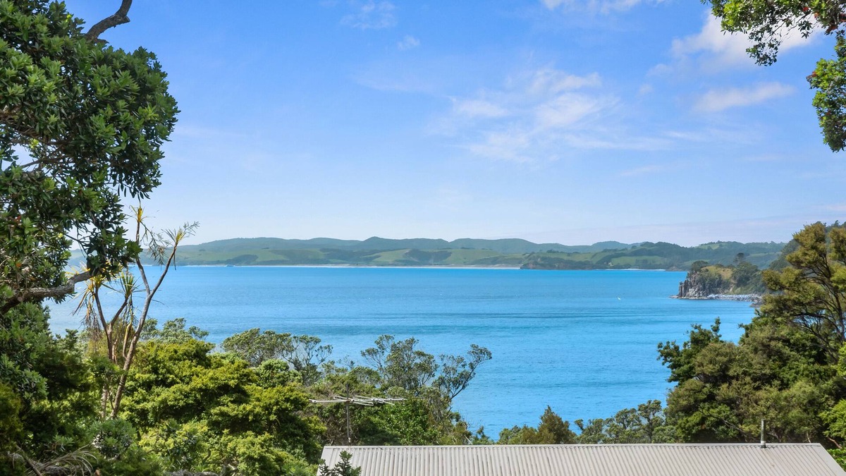 Leigh House | RUSTIC RESET ON THE GRID - MATHESON BAY HOLIDAY HOME in Mathesons Bay