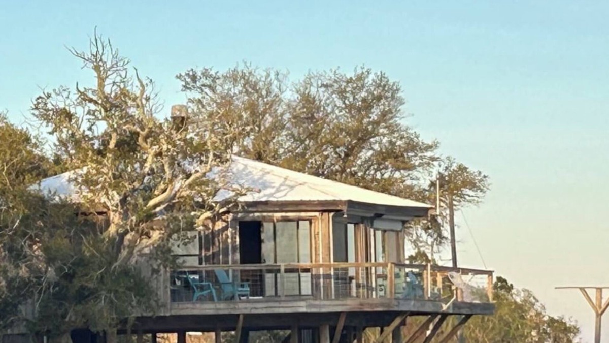 Ocean Springs House | Rustic Retreat | Beach View