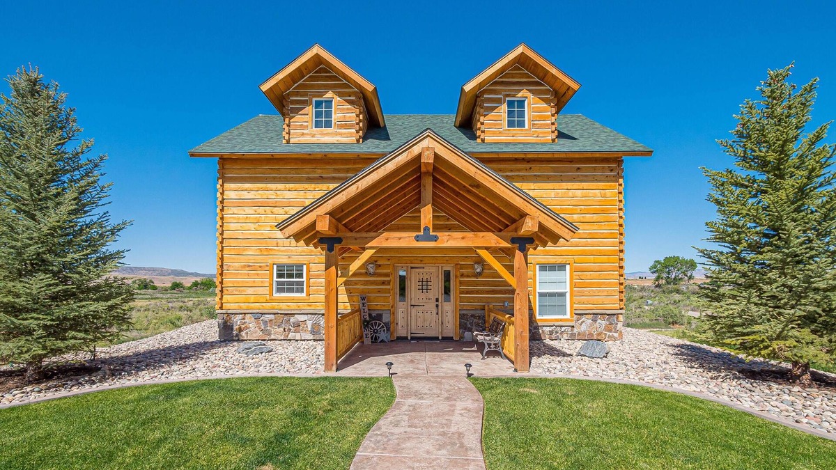 Mesa County House | Rustic Retreat: Handcrafted Serenity & Cozy Charm