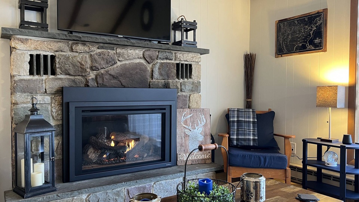 Pocono Lake House | Rustic Retreat –Seasonal Lake Views – Arrowhead Lake - Plaid Cabin