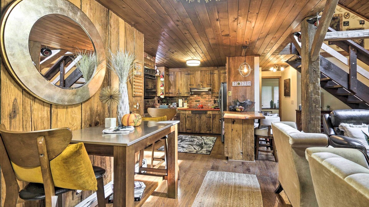 North Branford House | Rustic Retreat w/Hot Tub in North Branford!