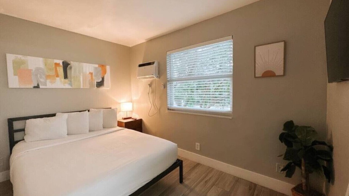 Poinciana Park Apartment | Rustic Retreats: Modern 1BR for 4 guests in the heart of Fort Lauderdale