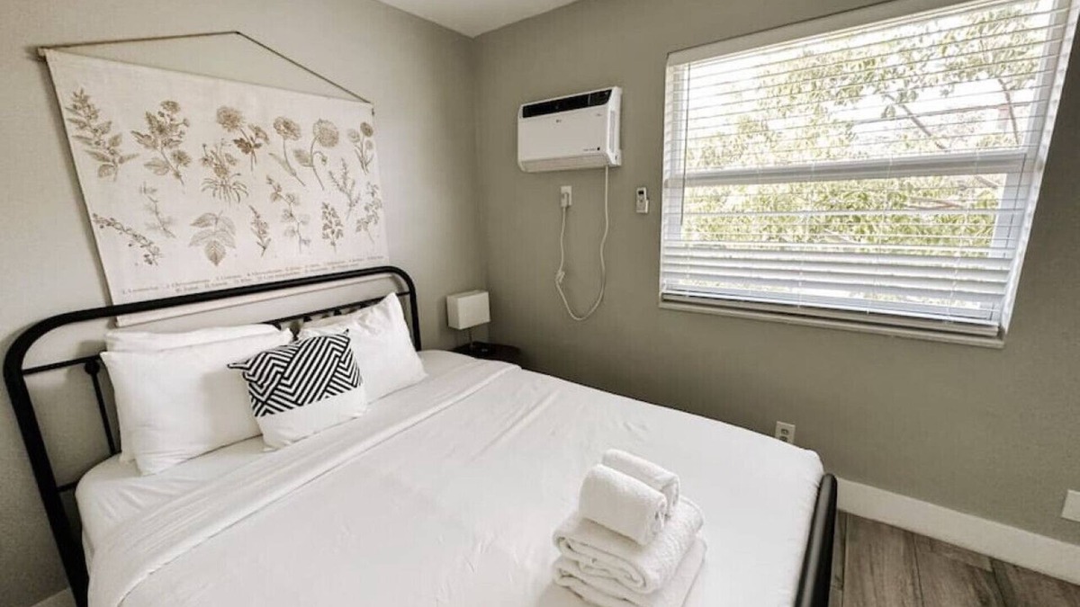 Poinciana Park Apartment | Rustic Retreats: 1BR for 4 guests minutes from Las Olas