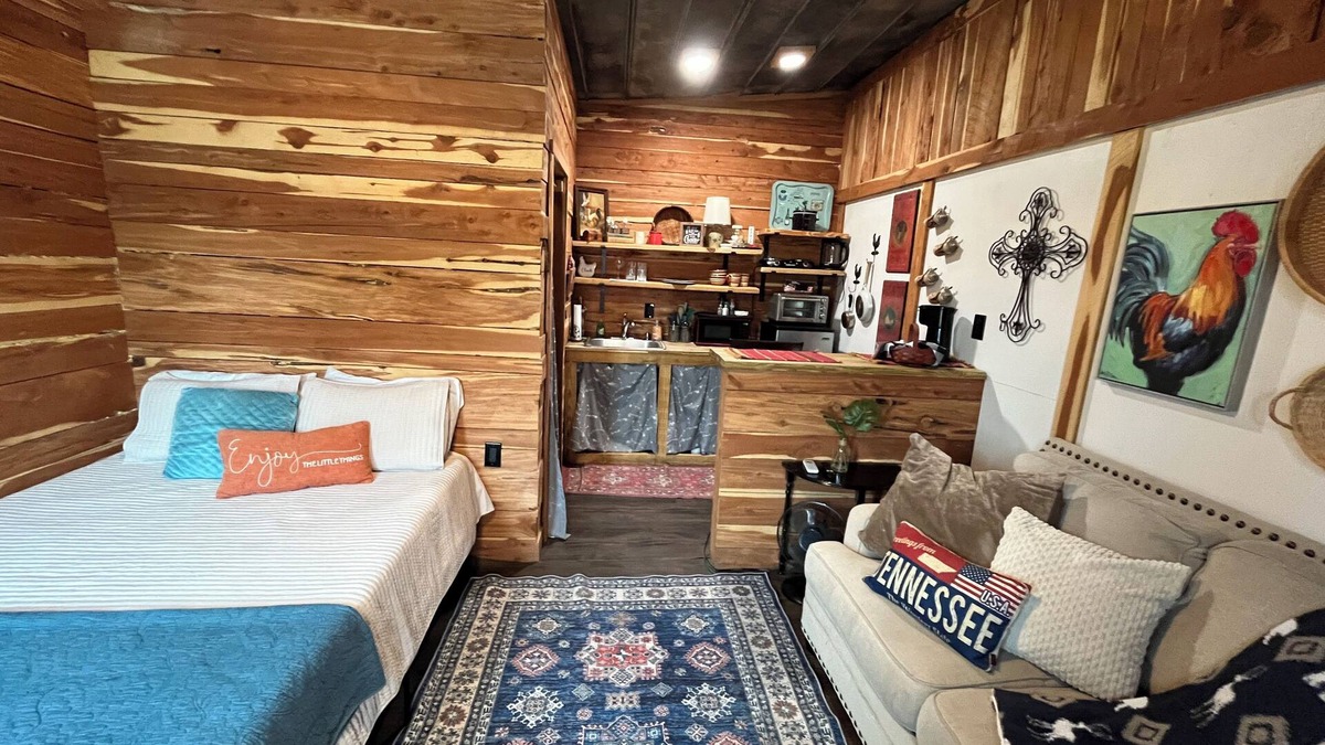 Readyville House | Rustic Tiny Guesthouse Farm Stay