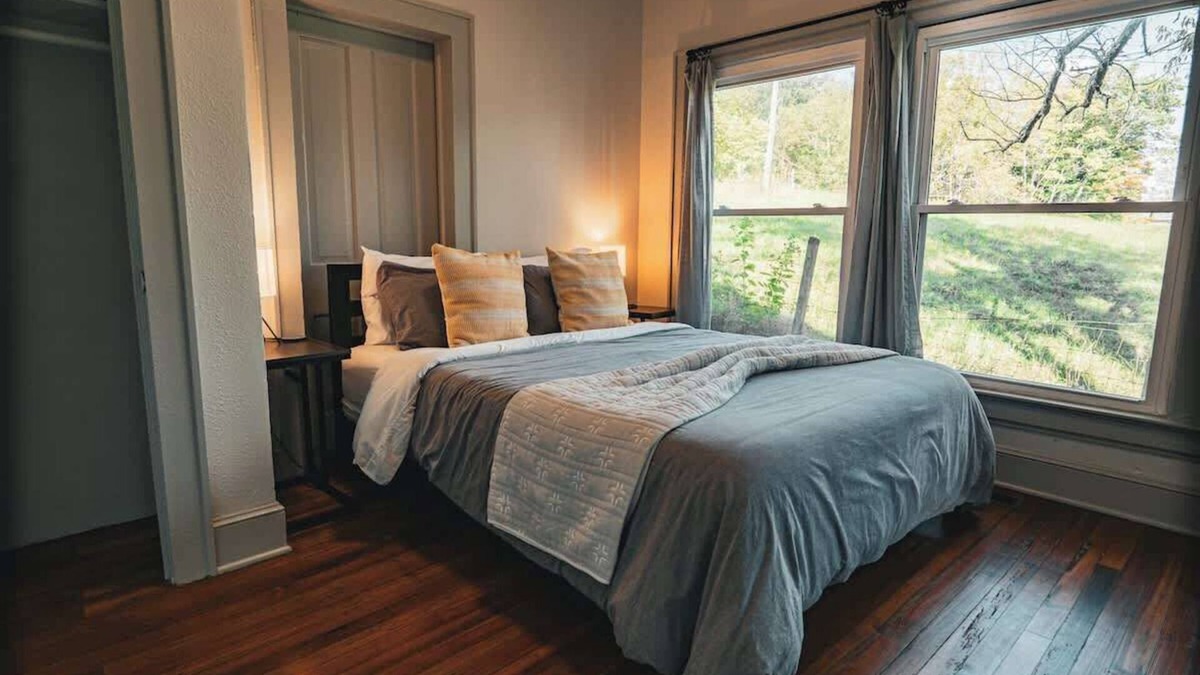 Catawba Cabin | Rustic Trailside Cabin: Near McAfee Knob, Roanoke