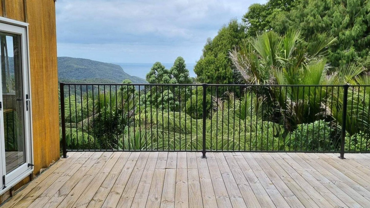 New Lynn House | Rustic Vibes and Privacy on the West Coast!