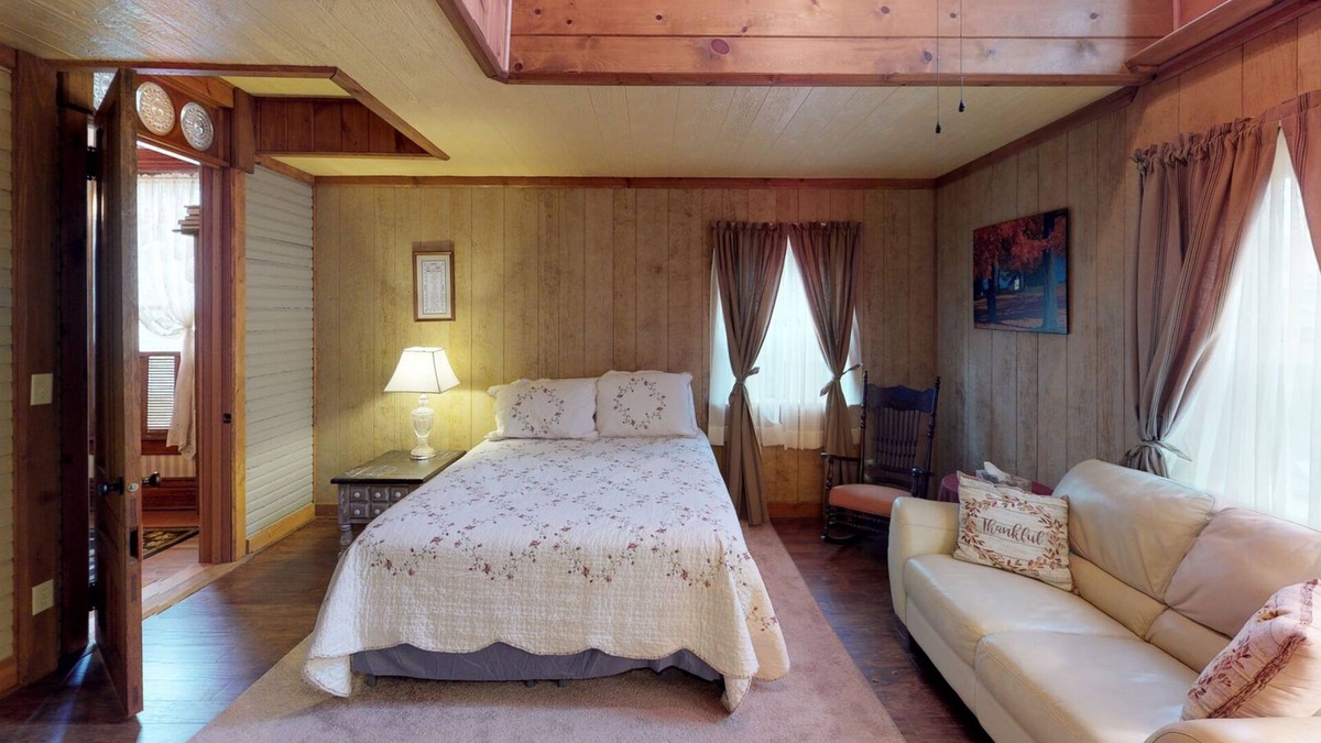 Nelsonville Bed & Breakfast | Rustic Warm Queen Size Room in near Nelsonville Historic District, Hocking Hills