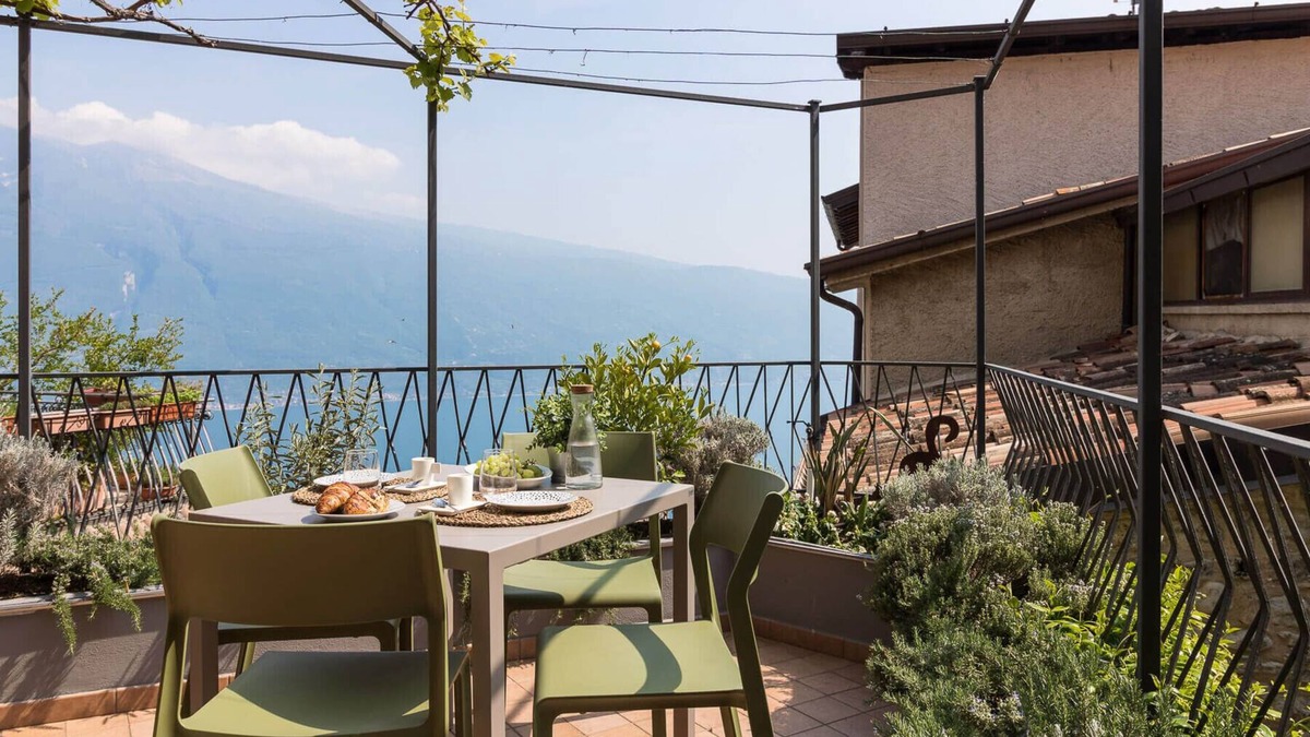 Gardola Apartment | Rustico Minichèto -La Vigna: lovely apartment wit lake view balcony