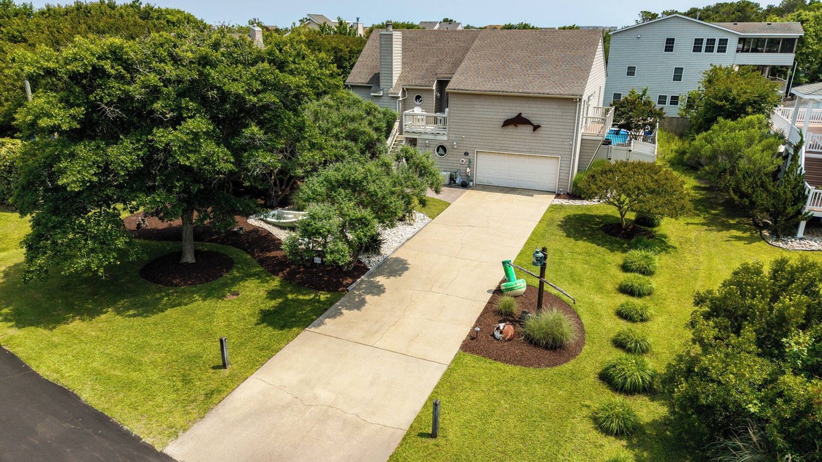 Sandbridge House | Rusty Dolphin is a well-maintained 2 level home with pool and hot tub.