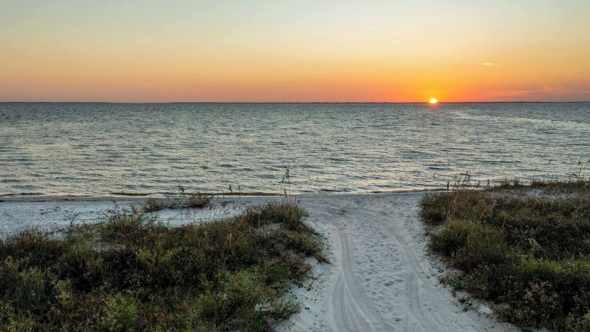 Wewahitchka RV Rental | RV Ready! Full Hookups. Enjoy Port St. Joe and the Beaches at this Private RV