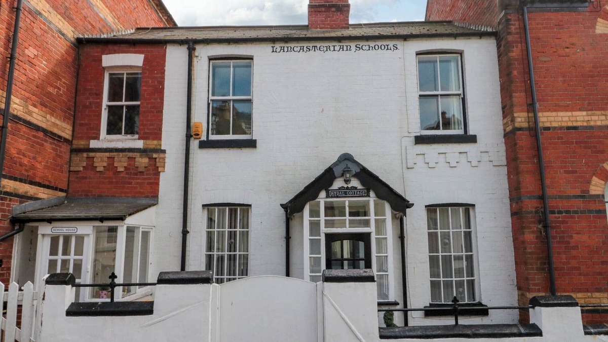 Scarborough Cottage | RYDAL COTTAGE, pet friendly, character holiday cottage in Scarborough