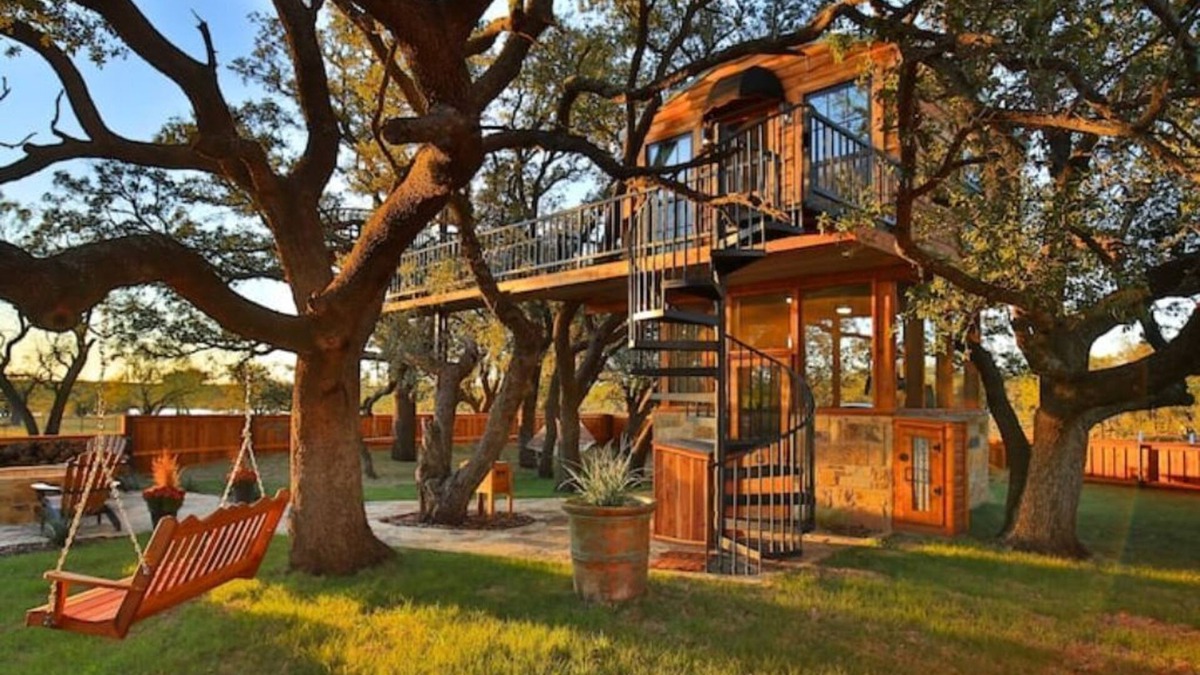 Baird House | Ryders Treehouse is the ultimate couples romantic private ranch stay!