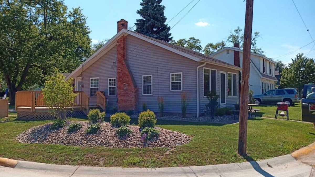 Huron Cottage | Rye Beach Retreat · Cozy Cottage on Rye Beach with Lake Erie view!
