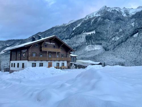 Krimml House | SÖLLHOF Ferienhaus mit 11 Schlafzimmern I großer Gemeinschaftsraum I Skibushaltestelle I 10 Min zum Skigebiet