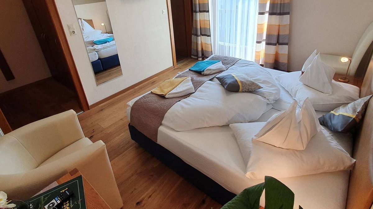 Seeboden Cottage | Süd - See Zimmer Zedernplatz mit Balkon - Gästehaus Bärwald