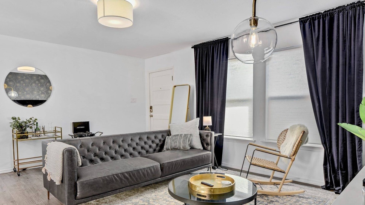 South Lamar House | S. Congress, Fire Pit, Cozy Patio - Dolphin House