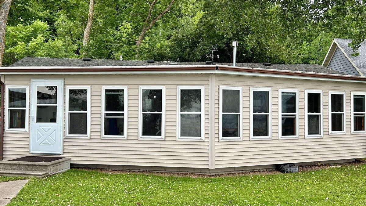 Detroit Lakes Cottage | S Side Lake Melissa ~ Flat Lot ~ Heart of DL Lakes Country ~ Sunroom ~ Sandy