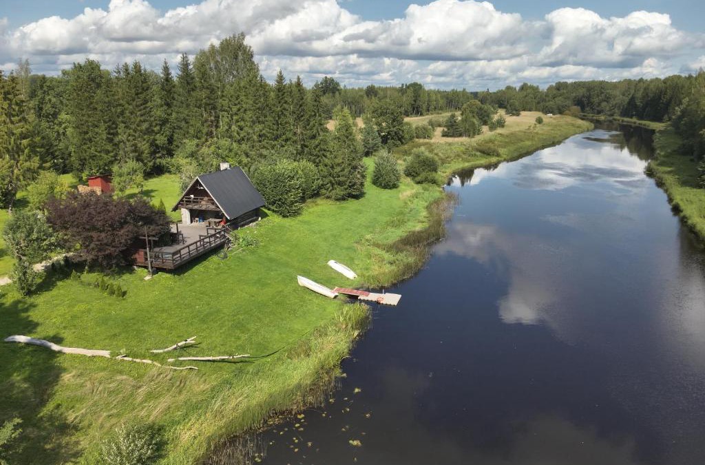 Tohera Ski Chalet | Saarisoo - Oaas jõe kaldal